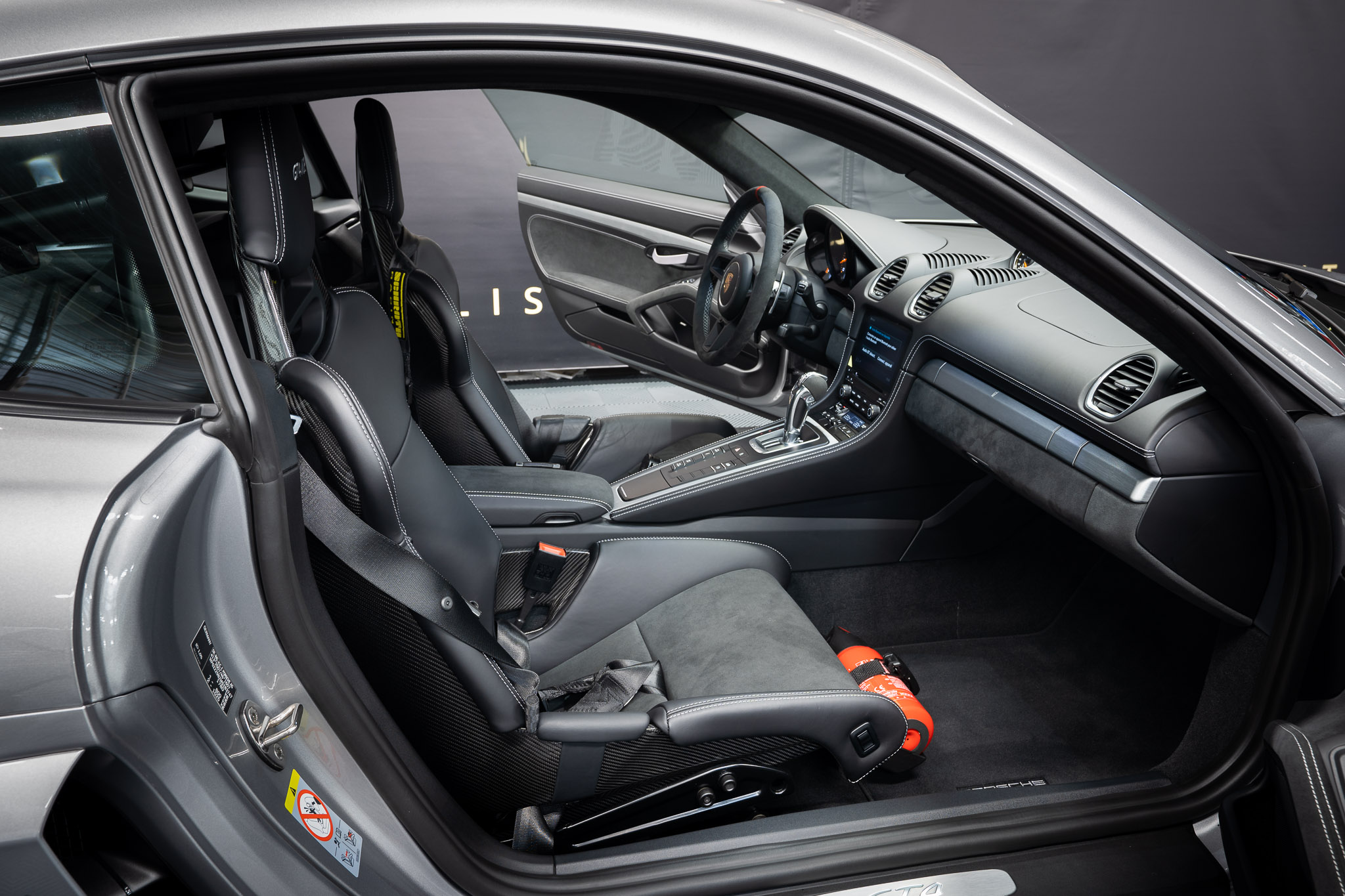location-cayman-gt4-mr-passion-rs-atuomobiles-interieur